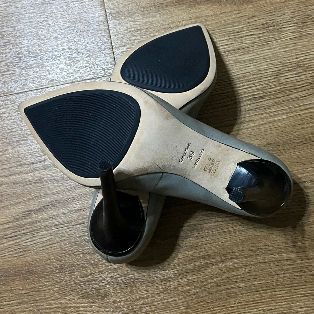 Calvin Klein Ramsay Distressed Grey Pumps
